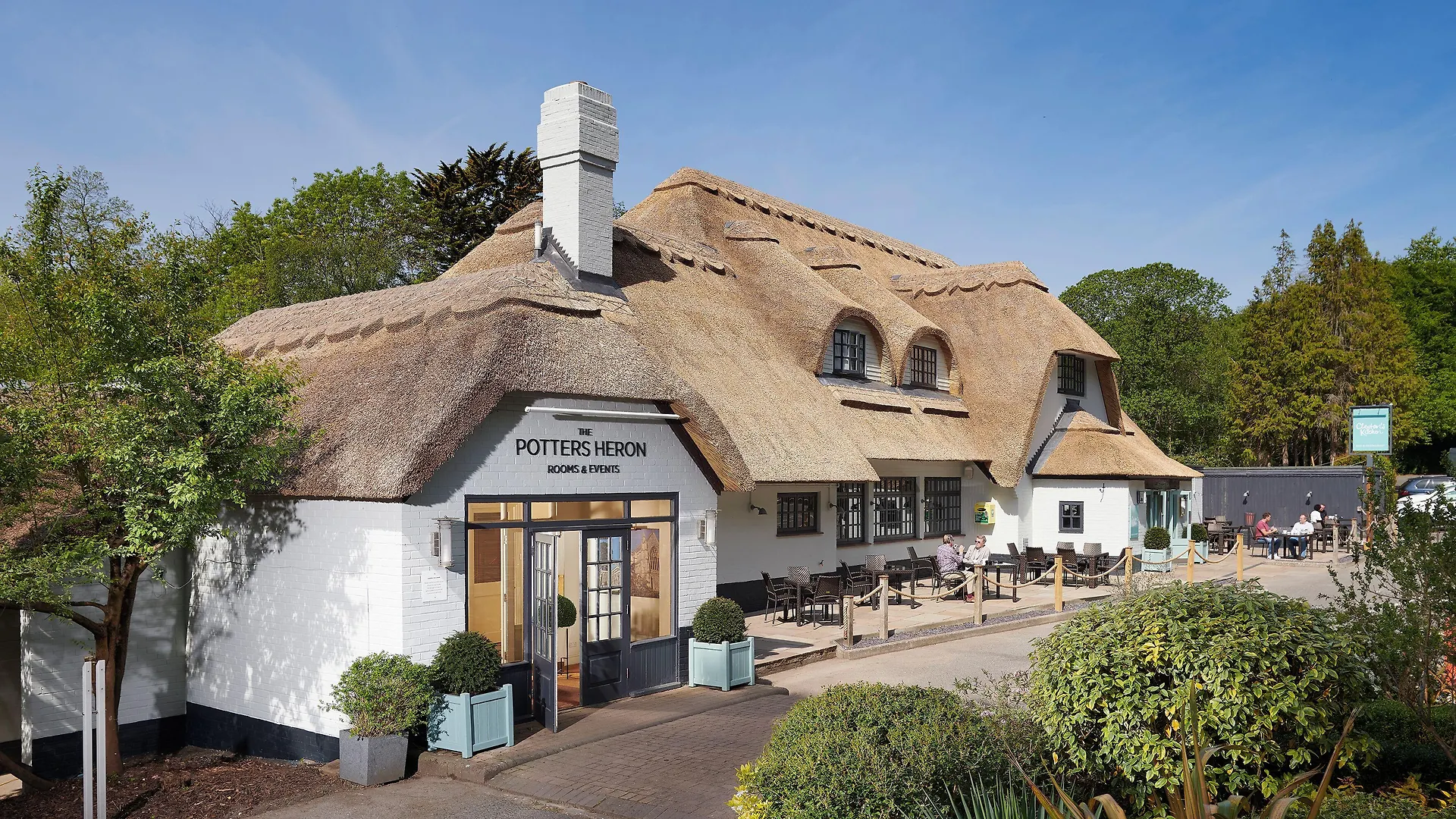 Staying Near Broadlands Lake: 4 Design Hotels Compared